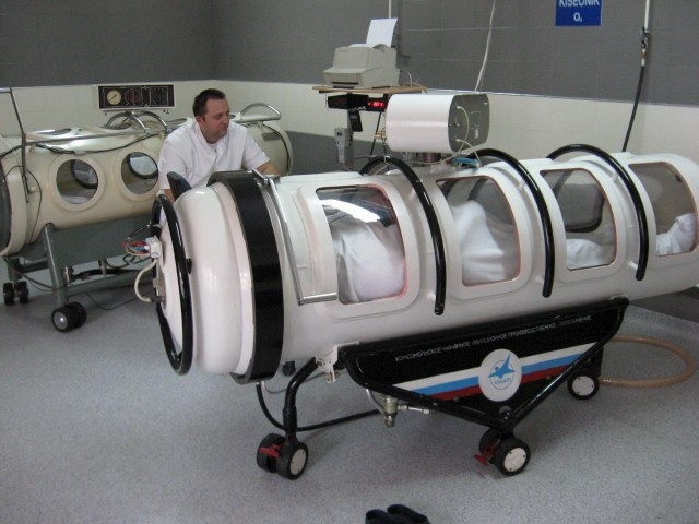Two monoplace hyperbaric oxygen therapy chambers in a clinical setting